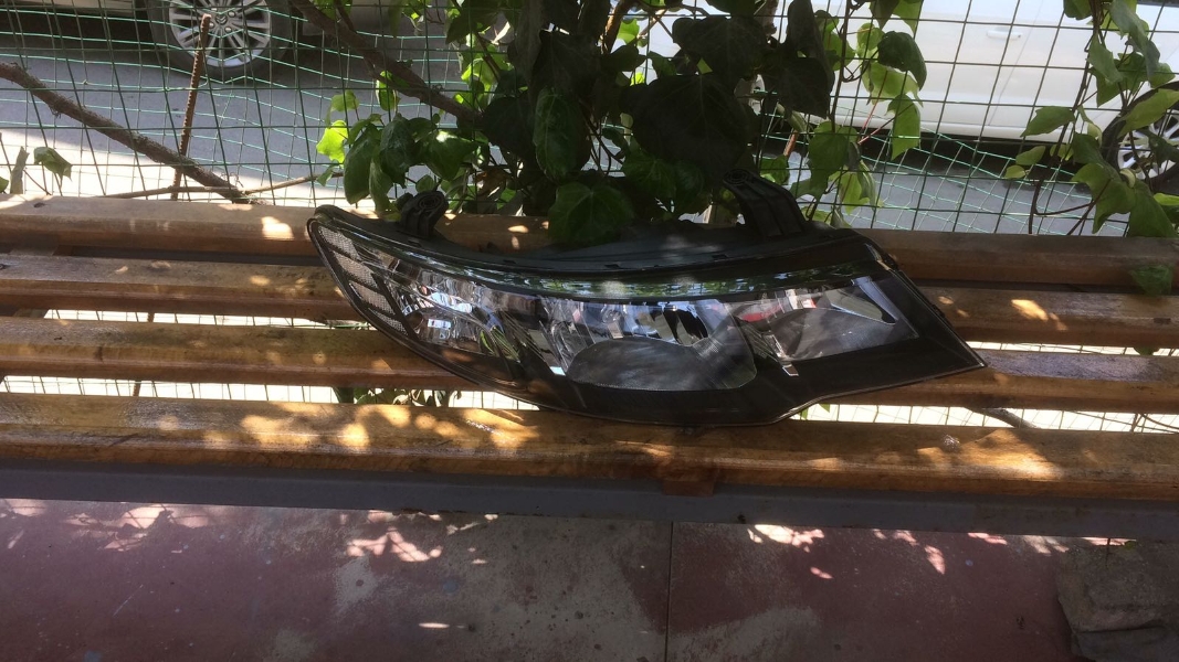 2010 kia cerato ön sağ far satılık çıkma yedek parça